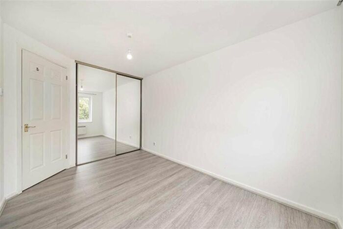 2 Bedroom Flat For Sale In Campbell Gordon Way, Cricklewood, NW2