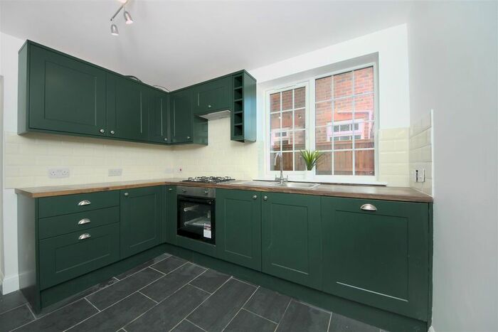 3 Bedroom Flat To Rent In Saxon Drive, London, W3