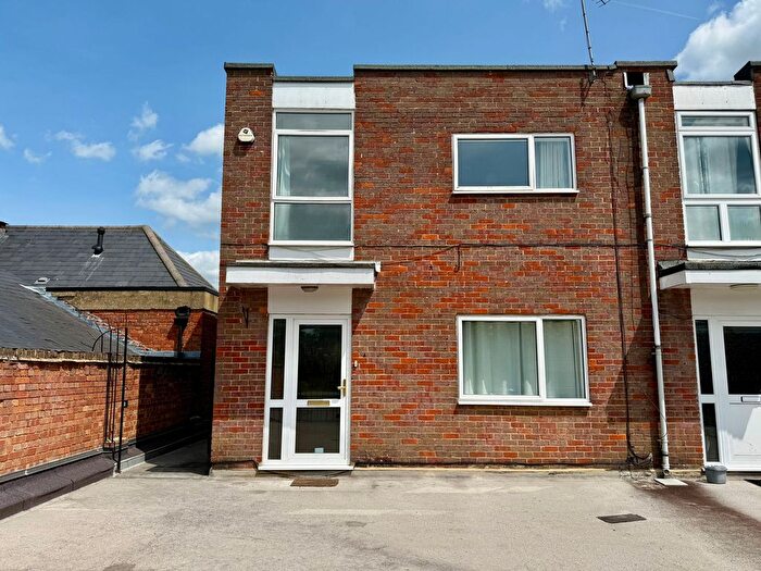 3 Bedroom Flat To Rent In Grove Court, Beaconsfield, HP9