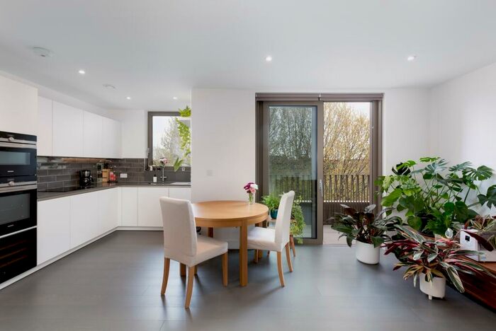 2 Bedroom Apartment To Rent In Gatsby Apartments, Wentworth Street, London, E1