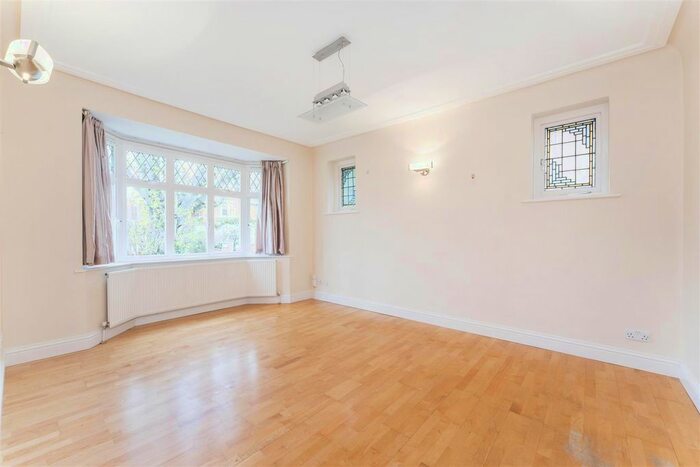 2 Bedroom Flat To Rent In Park Hill, Ealing, W5