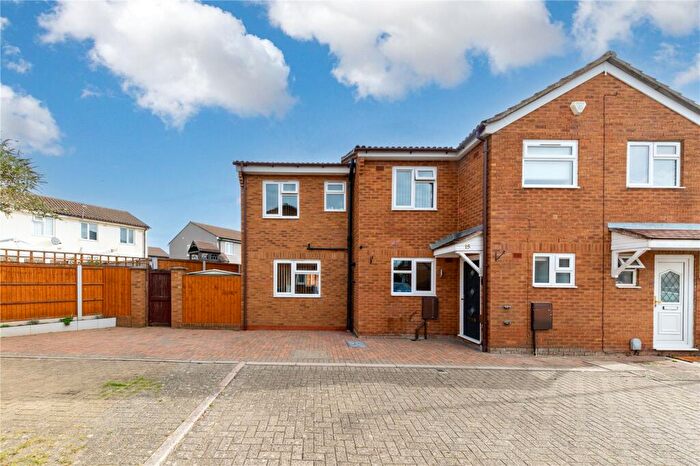 4 Bedroom Semi Detached House For Sale In Radstone Place, Luton, Bedfordshire, LU2