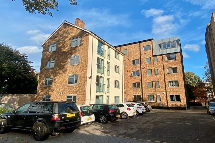 2 Bedroom Flat To Rent In Brixton Road, Oval, SW9