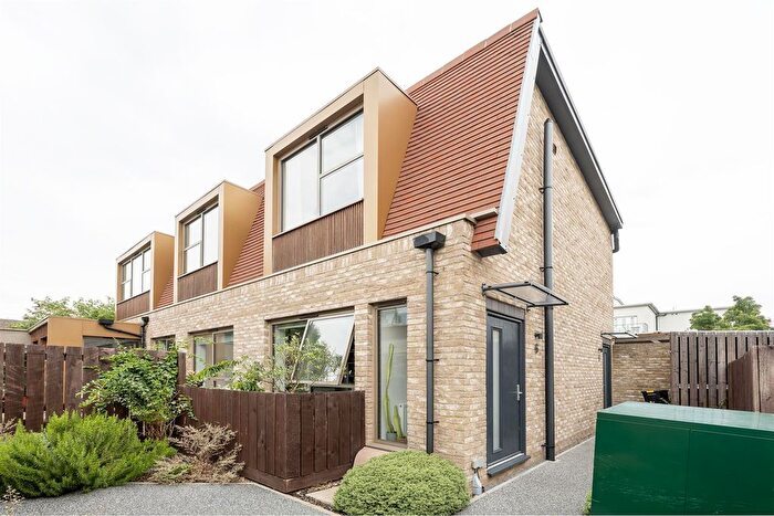 2 Bedroom Maisonette For Sale In Craft Mews, London, E10