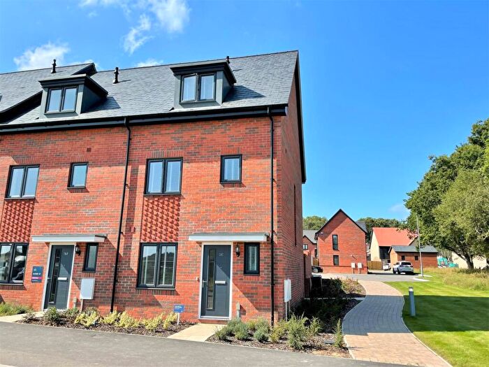 4 Bedroom End Of Terrace House To Rent In Bluebell Way, Whiteley, Fareham, PO15