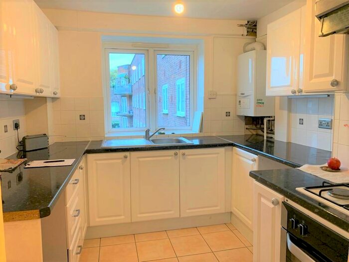 3 Bedroom Flat To Rent In Friern Court, Friern Barnet Lane, London, N20