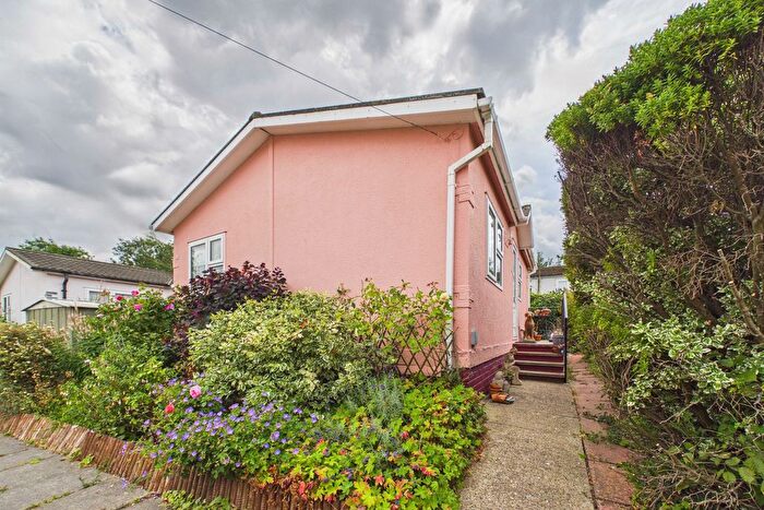2 Bedroom Mobile/park Home For Sale In Hillcrest, Boxhill, KT20