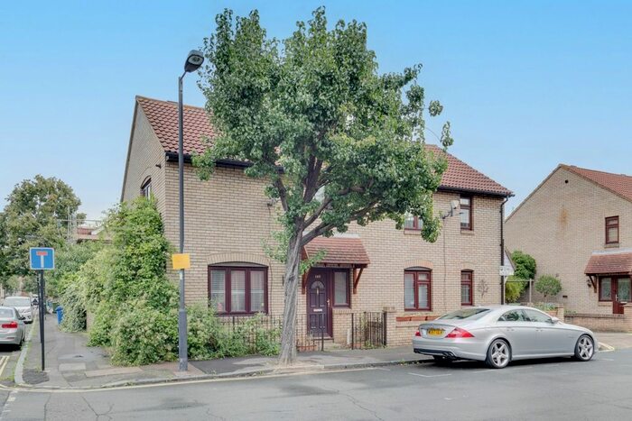 2 Bedroom End Of Terrace House To Rent In Simms Road, London, SE1