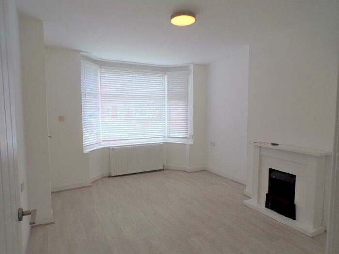 2 Bedroom Semi-Detached House To Rent In Kirkham Drive, Hull, HU5