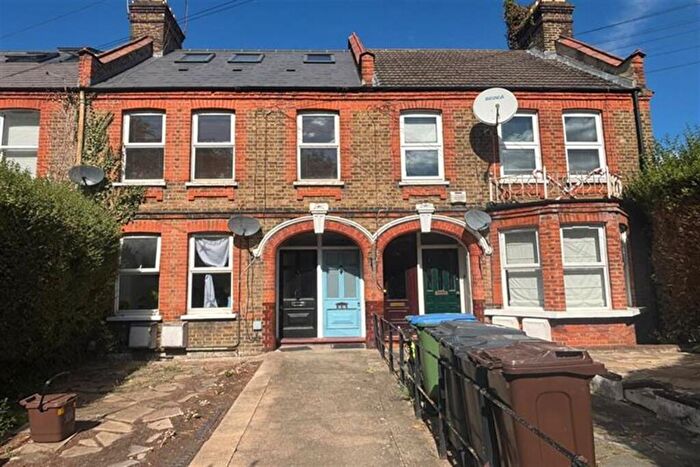 2 Bedroom Maisonette To Rent In Winns Avenue, Walthamstow, E17
