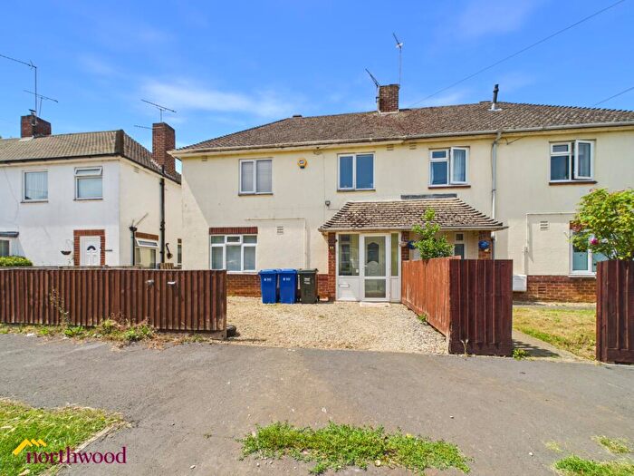 4 Bedroom Semi-Detached House To Rent In Greys Close, Banbury, OX16