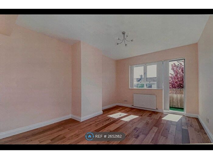1 Bedroom Flat To Rent In Alfred Butt House, Tooting Bec, SW17