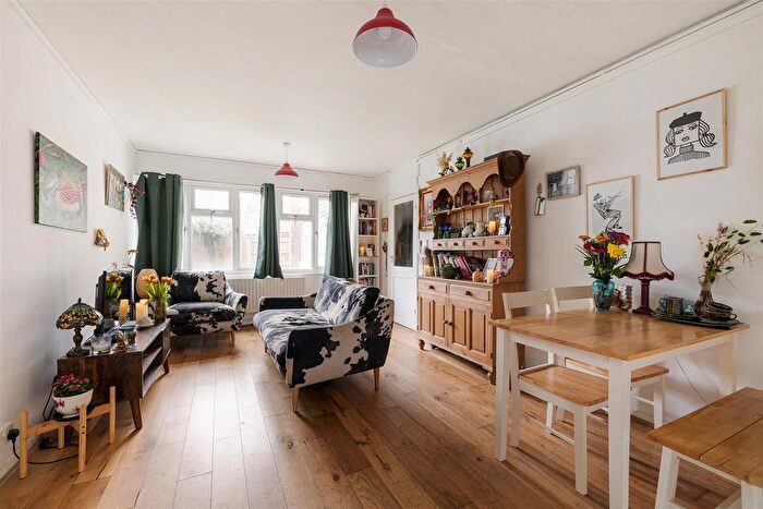 2 Bedroom Flat For Sale In Drayton Road, Leytonstone, E11