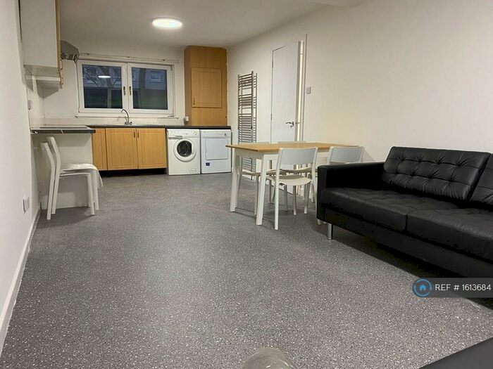 4 Bedroom Flat To Rent In Fisher Court, Glasgow, G31