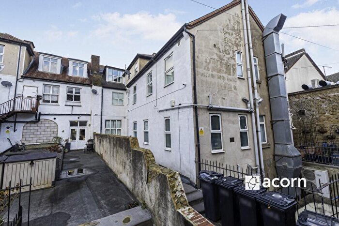 2 Bedroom Flat To Rent In Manor Road Chatham, ME4