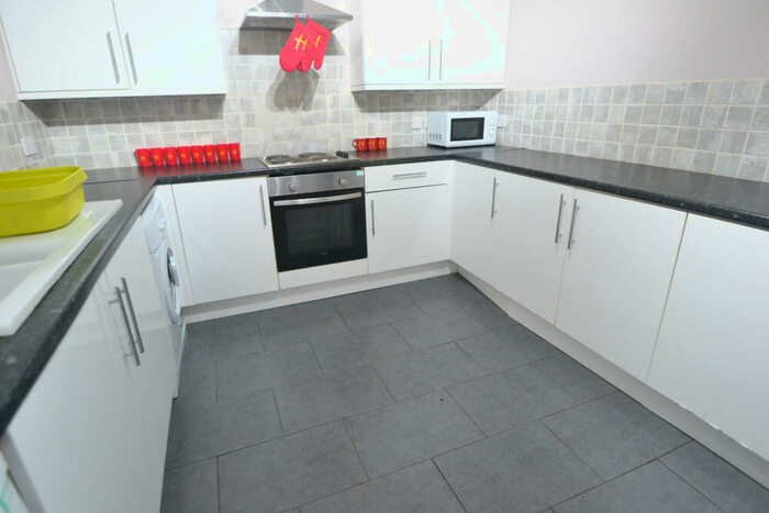 8 Bedroom Detached House To Rent In Derby Grove, Lenton, Nottingham, NG7