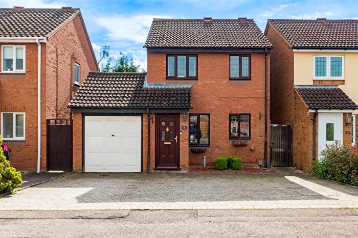 3 Bedroom Detached House For Sale In Willowdene, Cheshunt, EN8