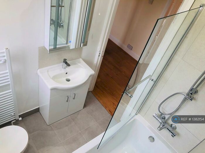 3 Bedroom Flat To Rent In Beechcroft Avenue, London, NW11