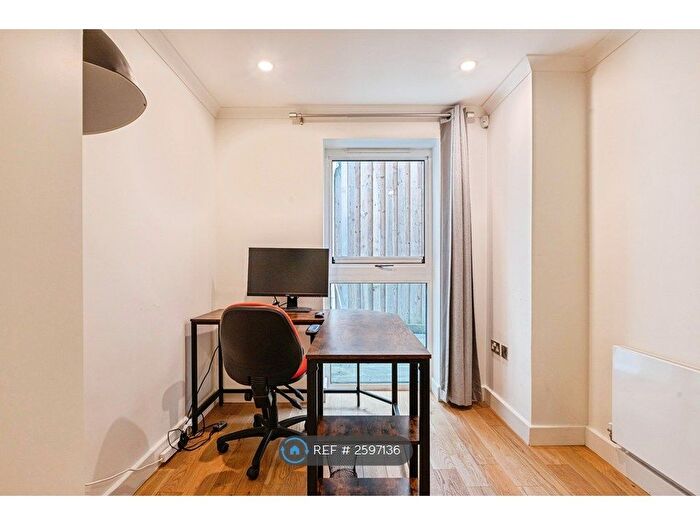 3 Bedroom Flat To Rent In Trinity Mews, London, E1