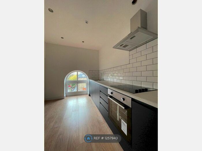 2 Bedroom Flat To Rent In Chapel Lane, Halifax HX3