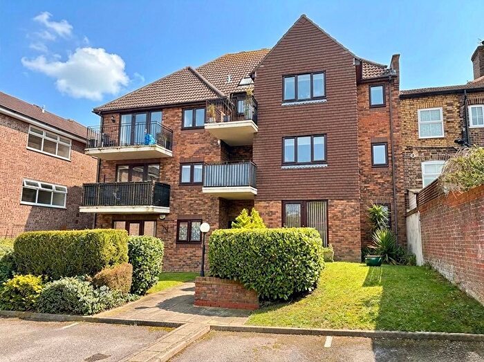 2 Bedroom Flat To Rent In Flat, Barton Court, Pennyfields, Warley, Brentwood, CM14
