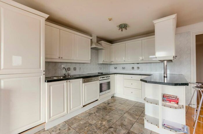 3 Bedroom Flat To Rent In Tavistock Tower, Russel Place, Rotherhithe, London, SE16
