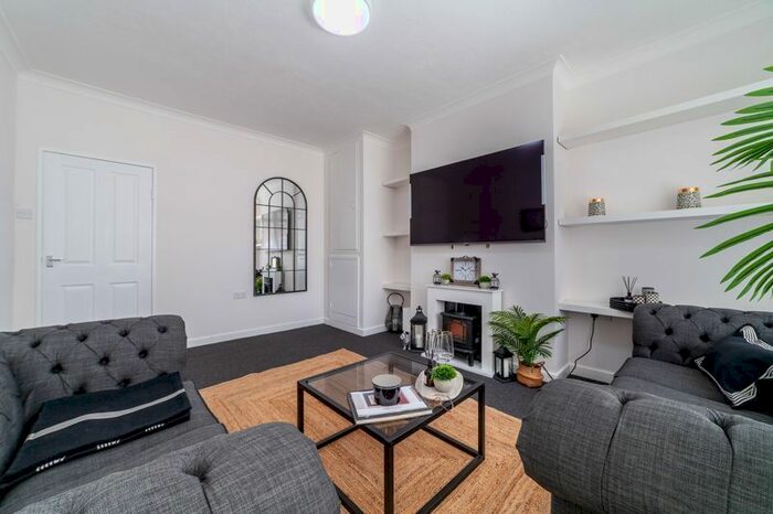 3 Bedroom Flat To Rent In Fulham Road, London, SW6