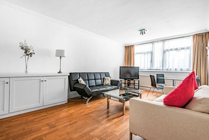 2 Bedroom Flat To Rent In Holly Tree Close, Southfields, London, SW19