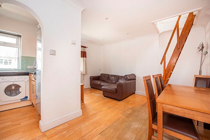 1 Bedroom Flat For Sale In Clonmel Road, Teddington, TW11