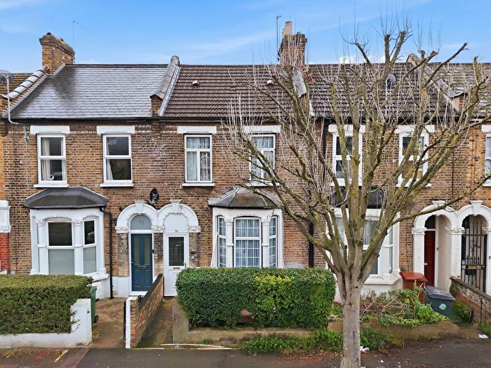 2 Bedroom Flat For Sale In Leslie Road, Leytonstone, E11