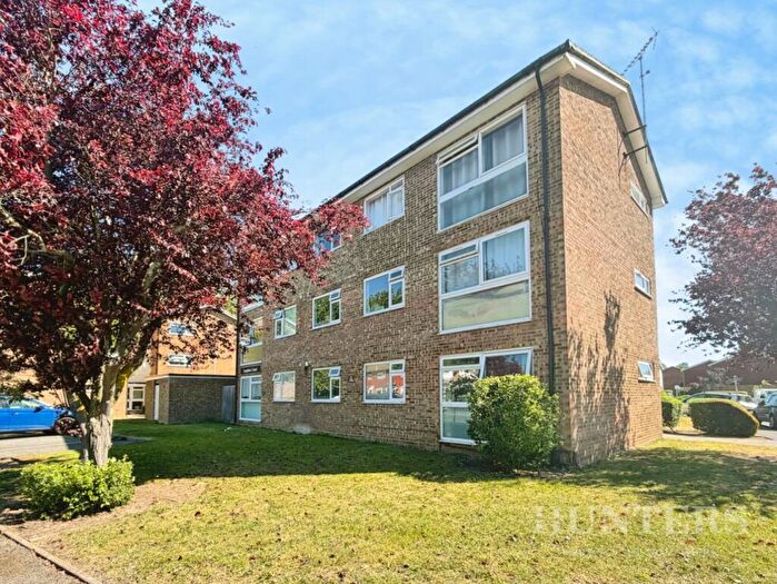 3 Bedroom Flat For Sale In Chiswick Close, Beddington, CR0
