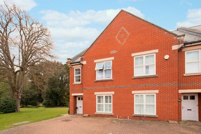 4 Bedroom Flat To Rent In Beningfield Drive, London Colney, St.Albans, AL2