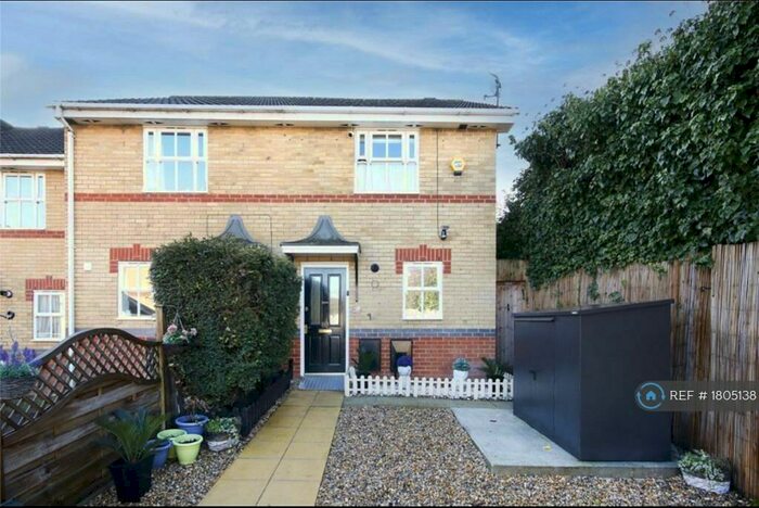 2 Bedroom Semi-Detached House To Rent In Brookhill Road, London, SE18