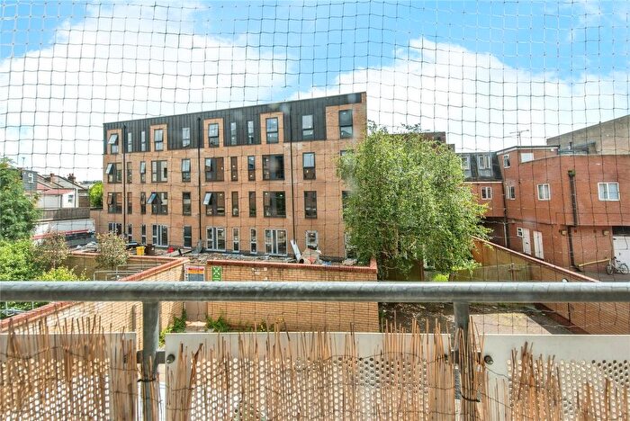 2 Bedroom Flat For Sale In London Road, Kingston Upon Thames, KT2