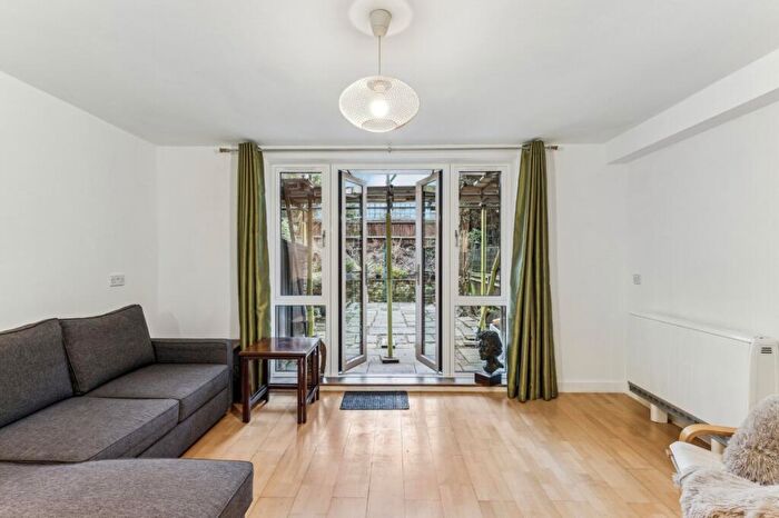 1 Bedroom Flat To Rent In Battlebridge Court, Wharfdale Road, N1