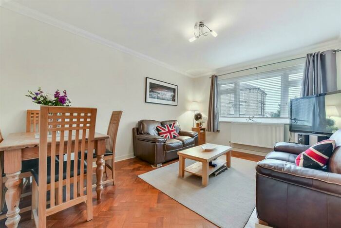 2 Bedroom Apartment To Rent In Nightingale Lane, Clapham South, SW12