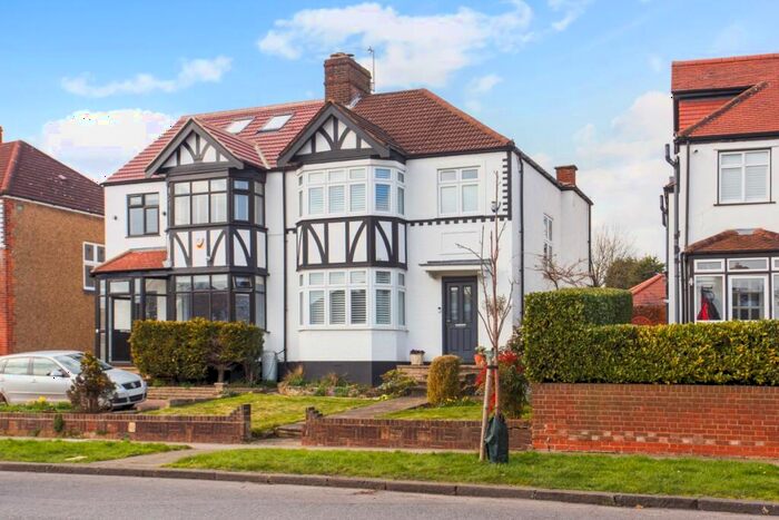 3 Bedroom Semi-Detached House To Rent In Hadley Way London, N21