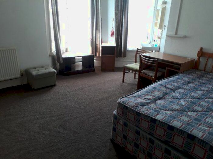 2 Bedroom Flat To Rent In Hill Lane, Southampton, SO15