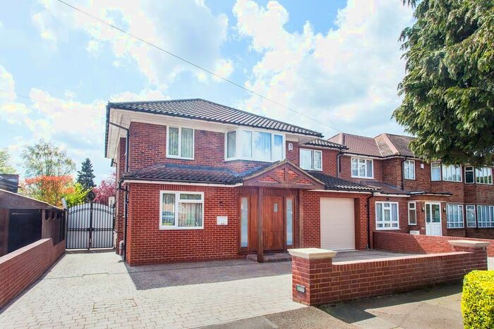 4 Bedroom Detached House To Rent In Cedar Drive, Pinner, HA5