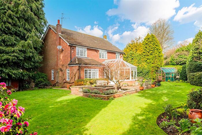4 Bedroom Detached House For Sale In Cedar Walk, Kingswood, Tadworth, KT20