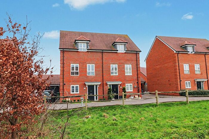 3 Bedroom Semi-Detached House For Sale In Troon Road, Botley, SO32