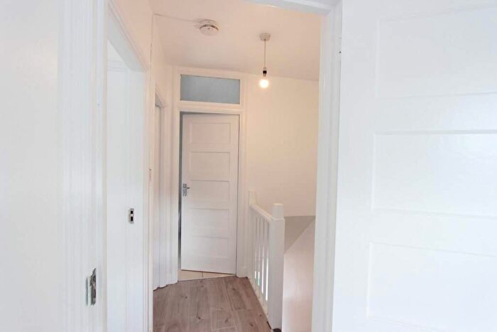 3 Bedroom Apartment To Rent In Onslow Parade, London, N14