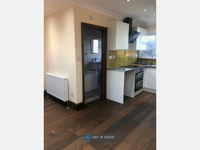 1 Bedroom Flat To Rent In Jenner Road, Rochester ME1