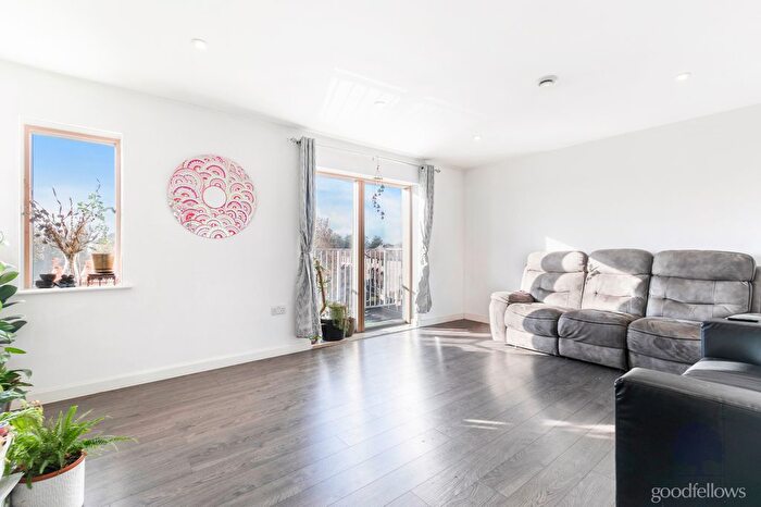 2 Bedroom Flat To Rent In Hillcross Avenue, Morden, Surrey, SM4