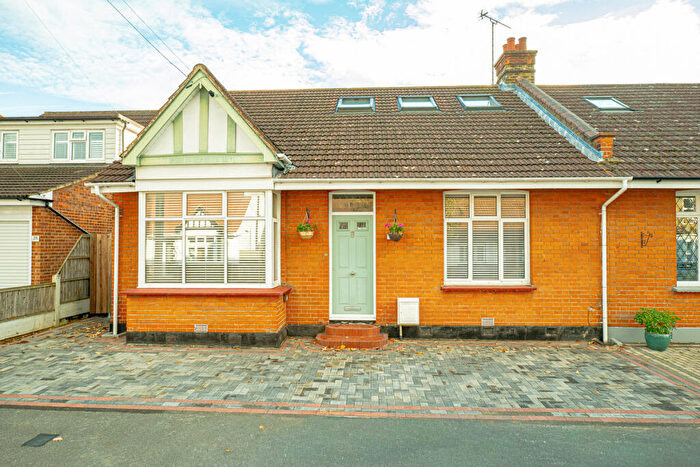 3 Bedroom Semi-Detached House For Sale In Southborough Drive, Westcliff-on-sea, SS0