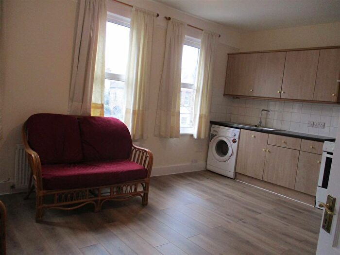 3 Bedroom Flat To Rent In Montague Road, Hounslow, TW3