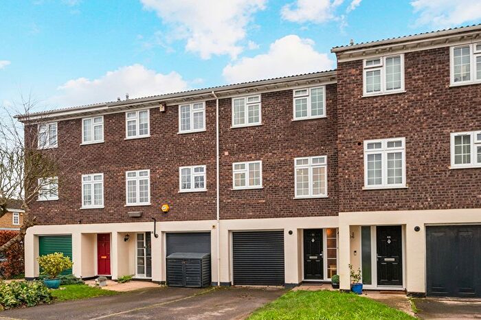 3 Bedroom Town House For Sale In Hillcrest, Weybridge, KT13