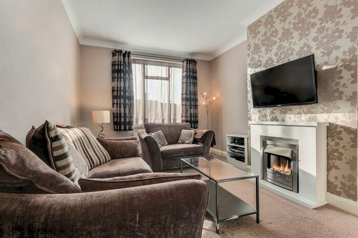 3 Bedroom Flat To Rent In New North Road, Hainault, IG6