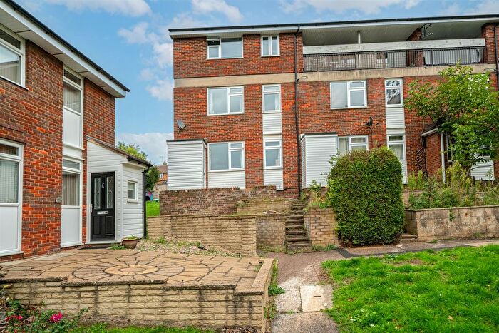 3 Bedroom Maisonette For Sale In East Green, Hemel Hempstead, HP3