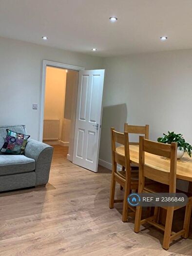 3 Bedroom Flat To Rent In Lidgett Lane, Leeds, LS17